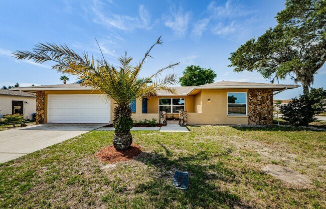 Building Photo - Beautiful 3 bed 2.5 bath Pool home