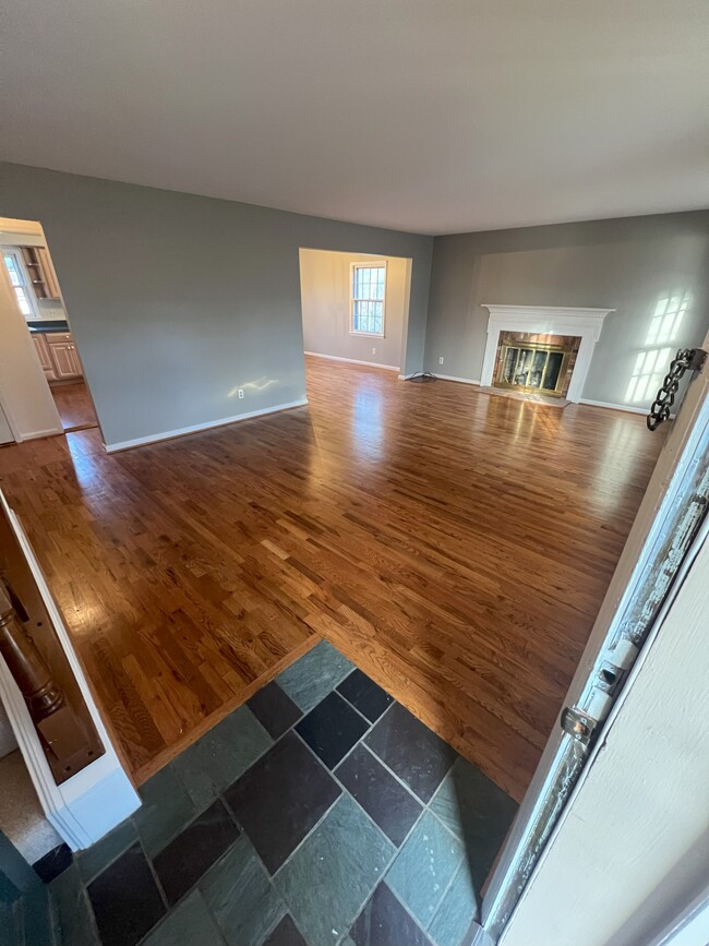 Entry way and living room - 43 Creekwood Sq