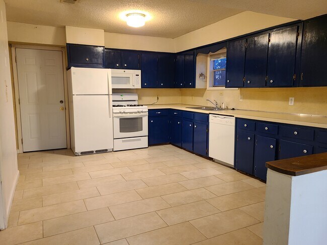 Kitchen - 320 E Maryland Ave