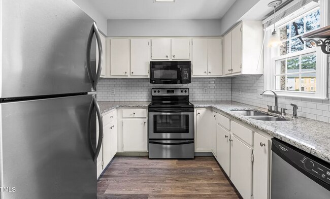 kitchen - 5500 Forest Oaks Dr