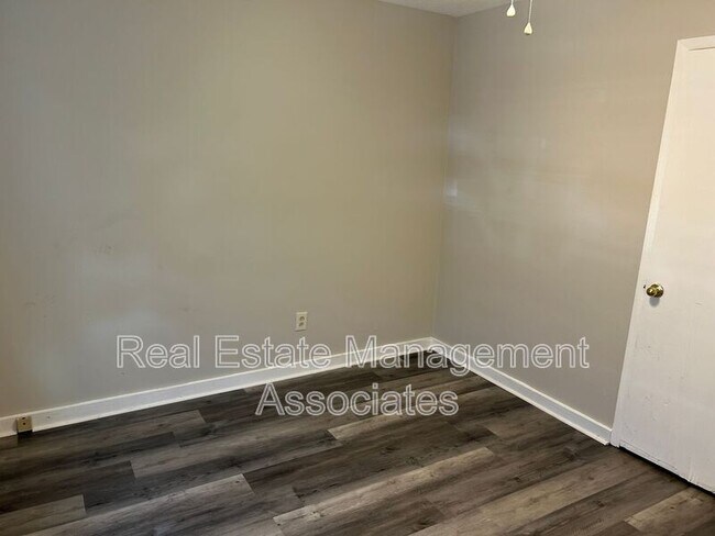 Foto del edificio - 519 E Central Ave