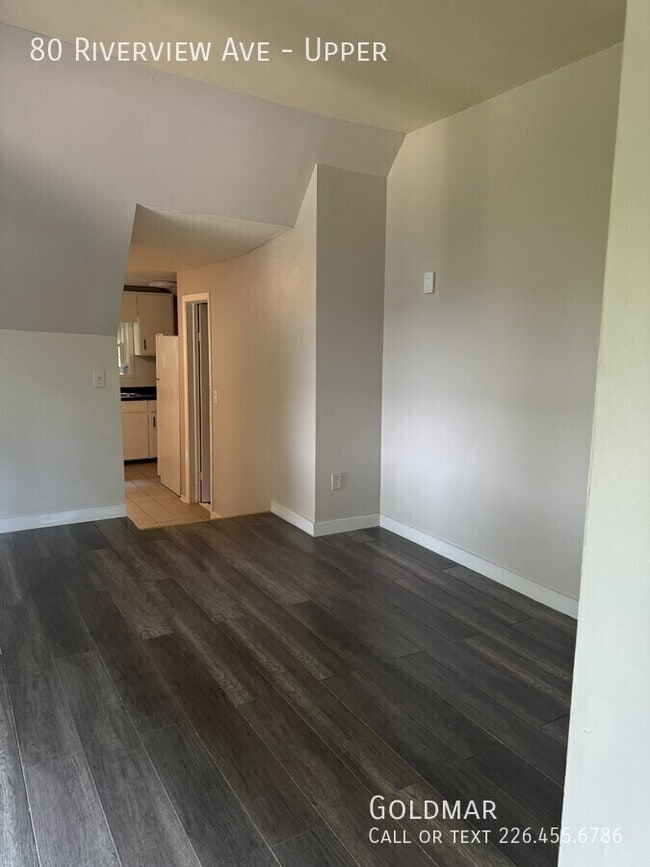 Building Photo - Gorgeous Apartment, just steps away from P...