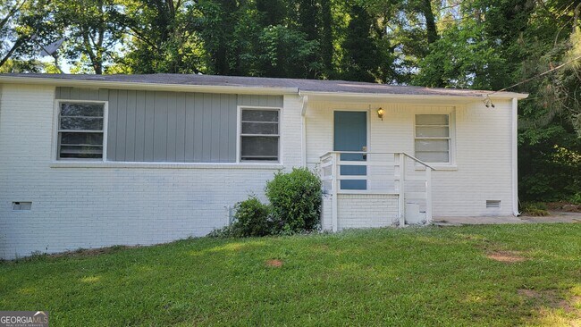 Building Photo - 2225 Swallow Cir SE