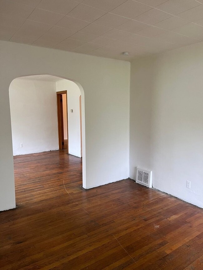 Building Photo - 3 bedroom - 1 bath  $1095/month