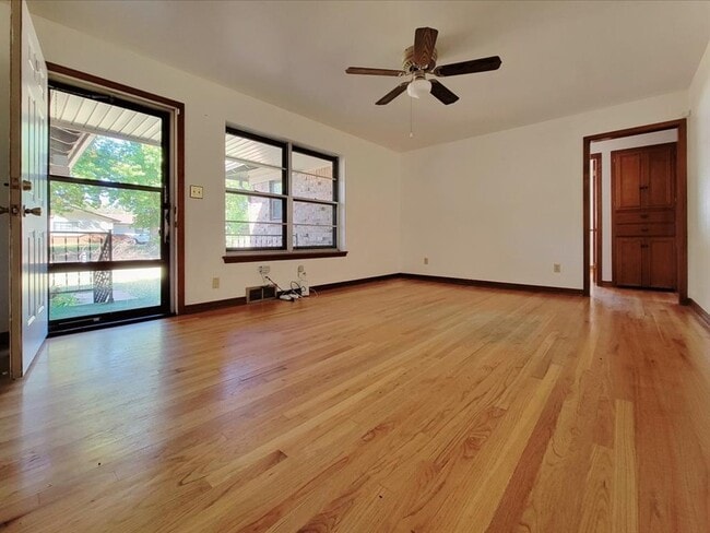 Building Photo - 712 Arthur Dr