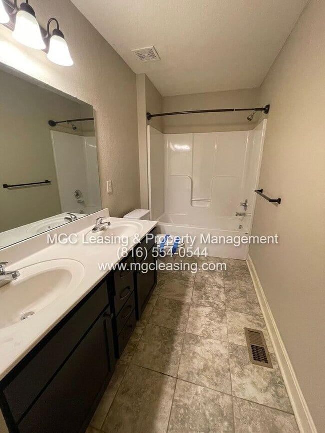 Building Photo - Eagle Creek Townhome - Ask about our Move In Rent Special