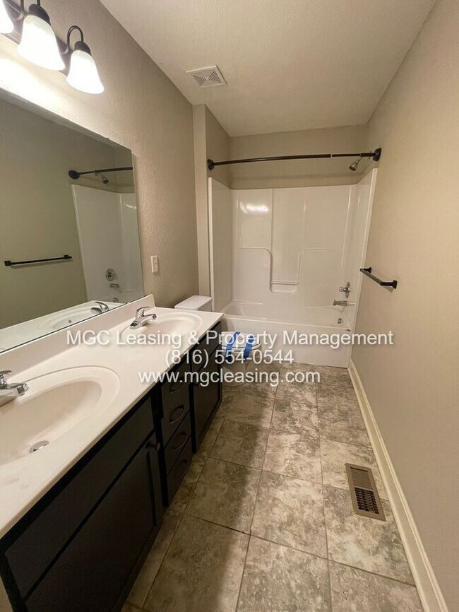 Foto del edificio - Eagle Creek Townhome - Ask about our Move In Rent Special