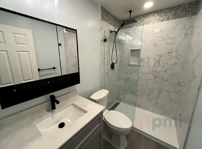 Foto del edificio - Brand New Fully Remodeled 3-Bd, 2-Ba Townh...