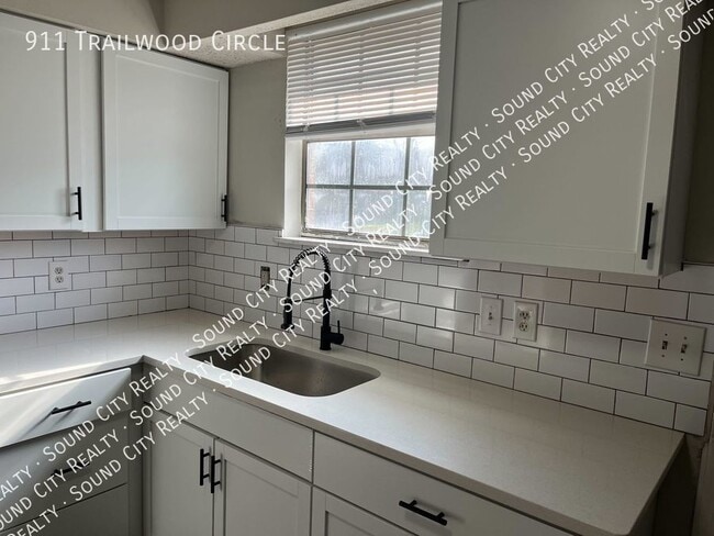 Building Photo - RENOVATED 2 bed/1 bath Duplex!! Available ...