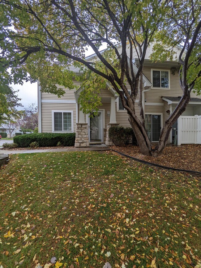 Building Photo - 420 Willoughby Way W
