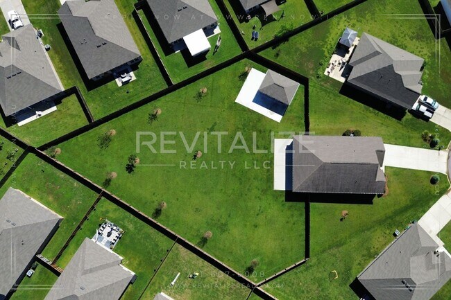 Building Photo - Stunning Luxury Home in Silverhill with Huge Diamond Shaped Backyard!