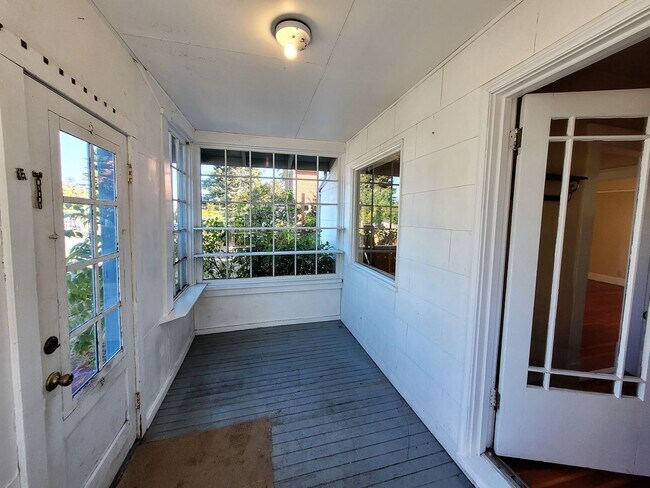 Building Photo - Classic Bellingham Home 3 Bed 2 Bath