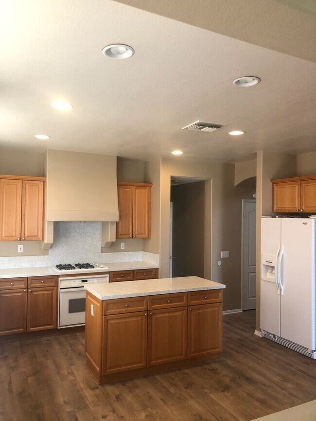 Building Photo - 5BD 2.5BA House in Carlsbad