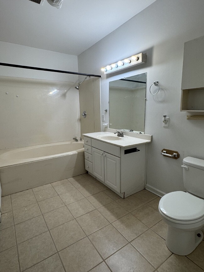 Building Photo - Charming Bungalow for Rent – Quiet Retreat...
