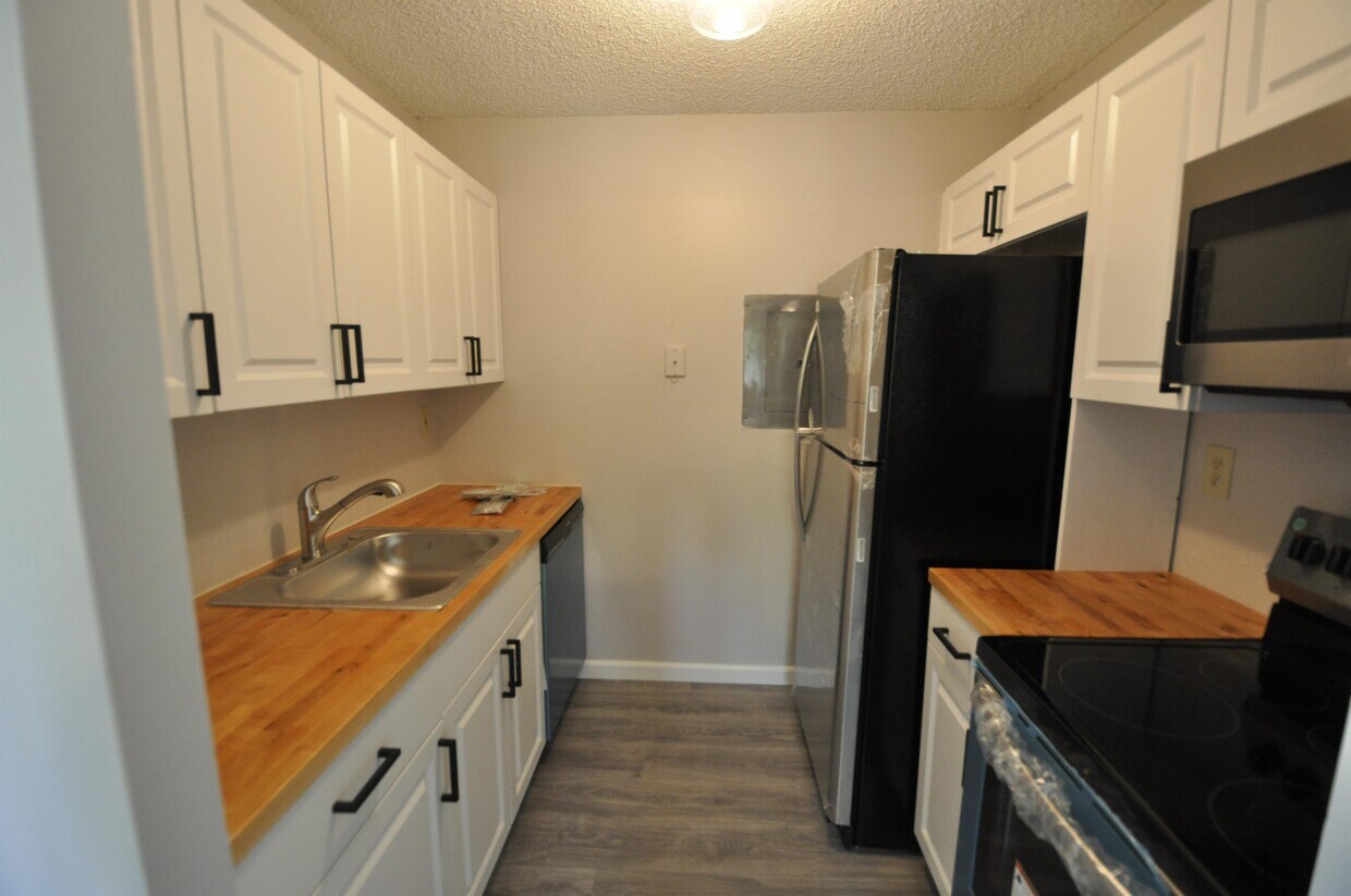 Primary Photo - 1153 Lake Victoria Dr