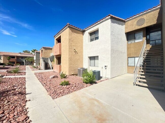 Building Photo - Lovely 2nd floor 3 bedroom condo in Desert...