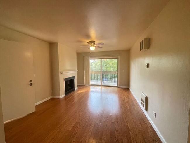 Building Photo - Cozy, 1-Bedroom Condo in Monterey