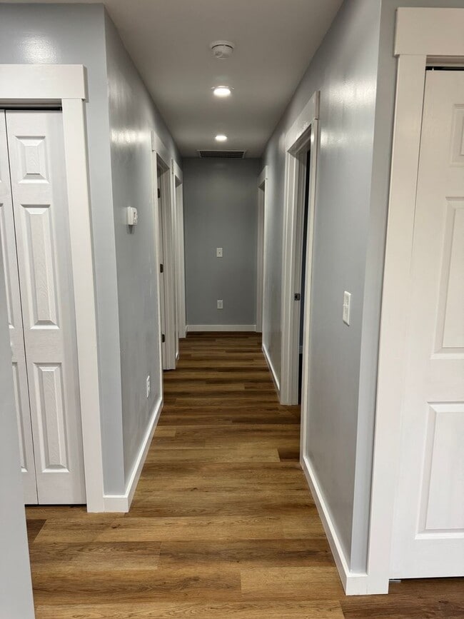 Building Photo - 913 E Myrtle Ave