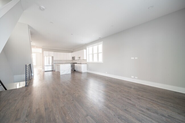 Building Photo - 556 W 18th St