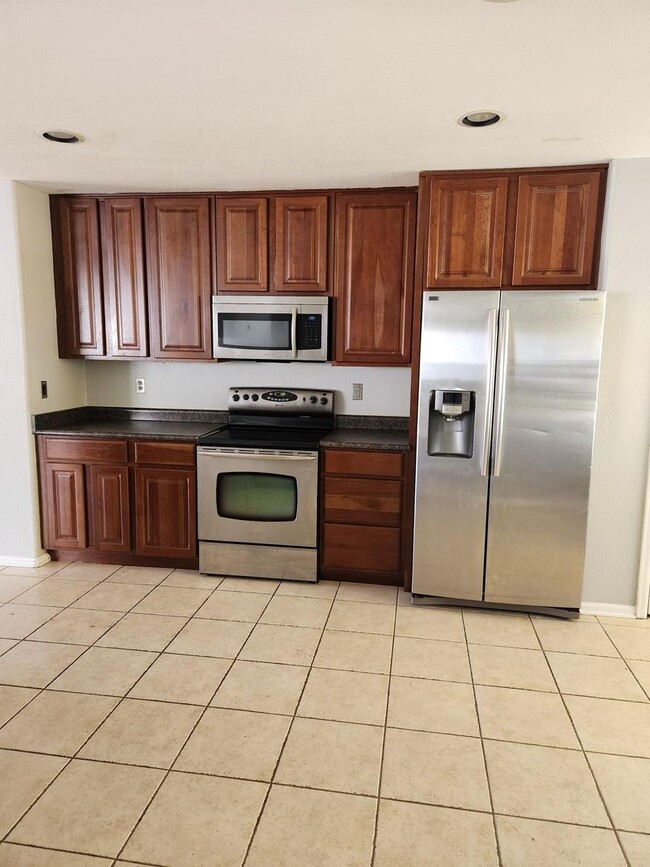 Building Photo - 3 bedroom 3 bath in Brighton