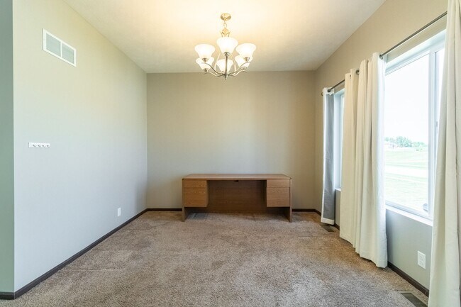 Foto del edificio - A Renter’s Dream - It Doesn’t Get Any Bett...