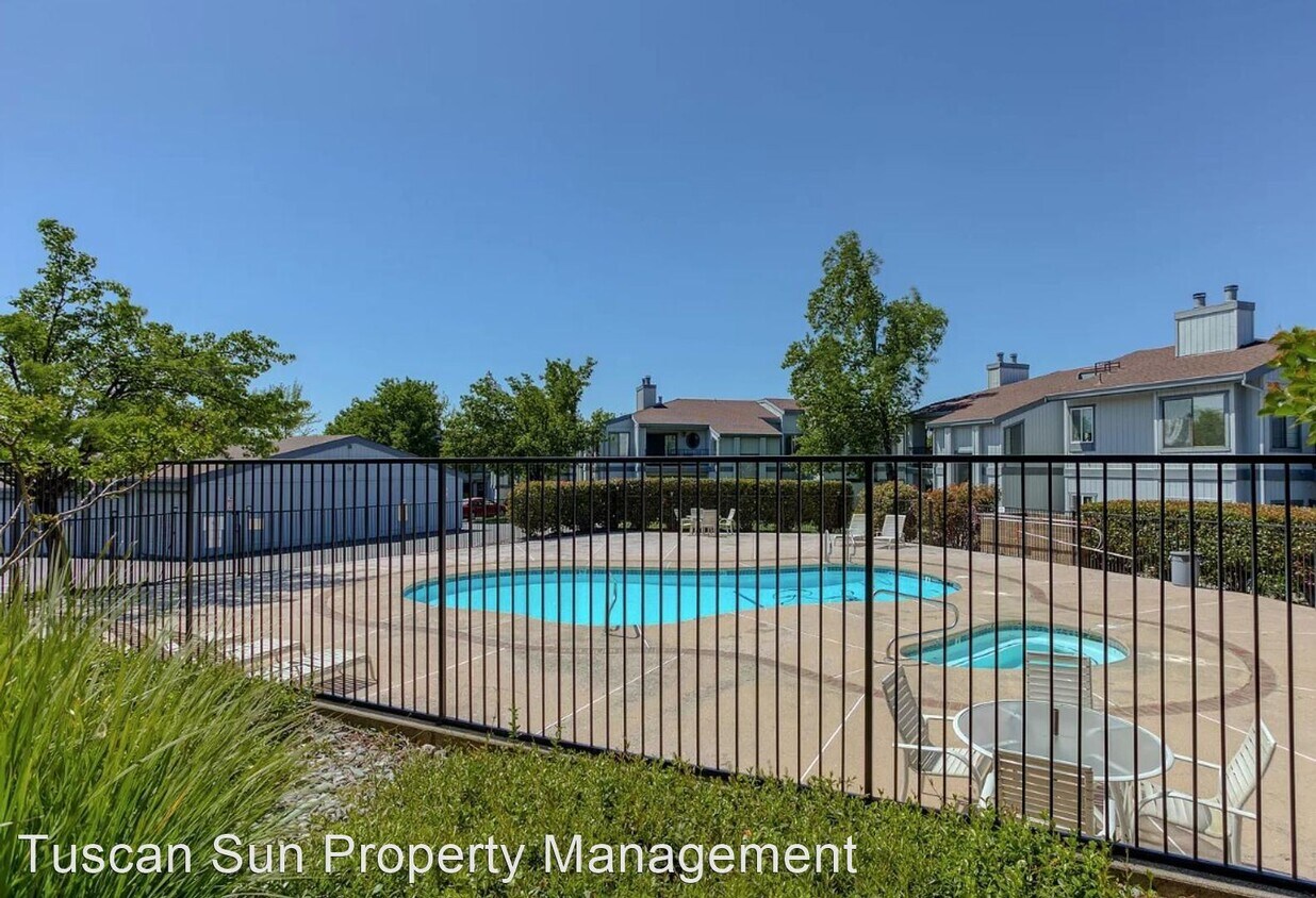 Building Photo - 2 br, 1.5 bath House - 444 RIDGECREST #119