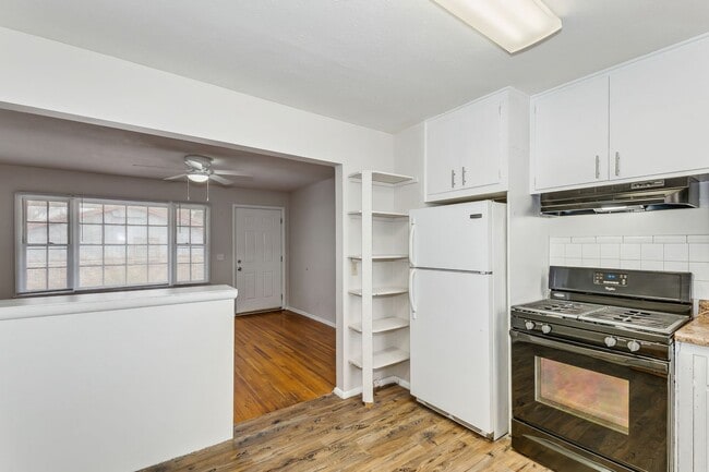Building Photo - Roomy 2 Bedroom With Basement