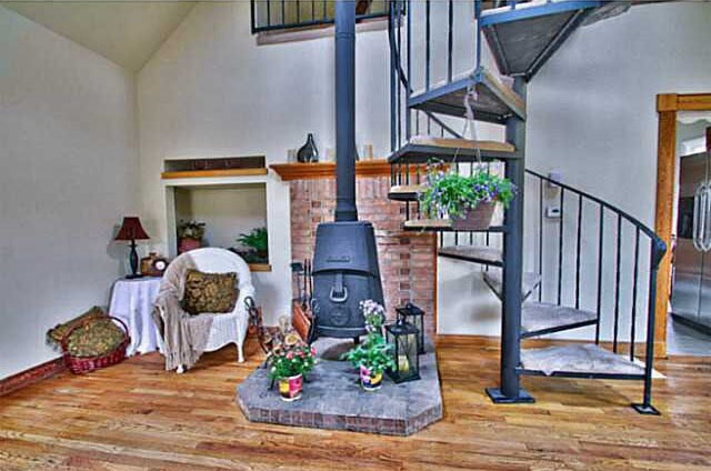 Foto del edificio - Adorable remodeled home 1 bedroom, 1 bath + carpeted loft area.