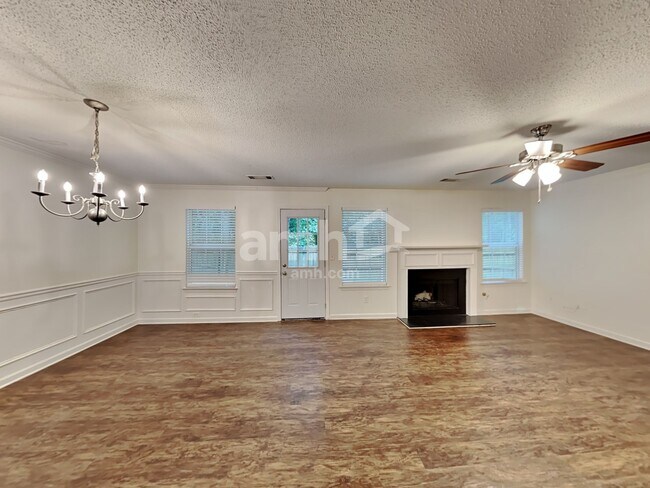 Foto del edificio - 364 Hidden Creek Ln