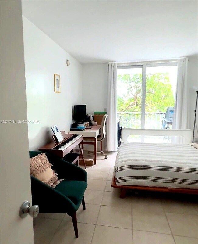 Foto del edificio - 650 NE 64th St