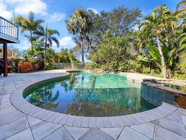 Foto del edificio - 4 Bed Waterfront Paradise with Pool, Dock & Gulf Access in Baileys Bluff