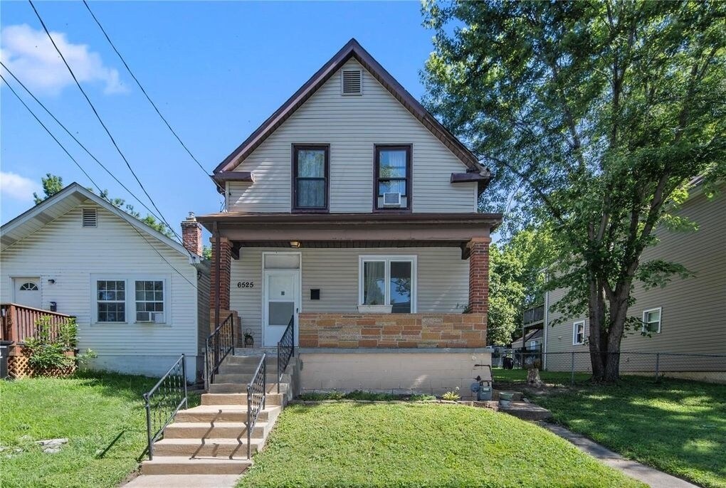 Cute house in a fantastic location: 3 minutes from dinning, shopping, and entertainment - 6525 Chamberlain Ave