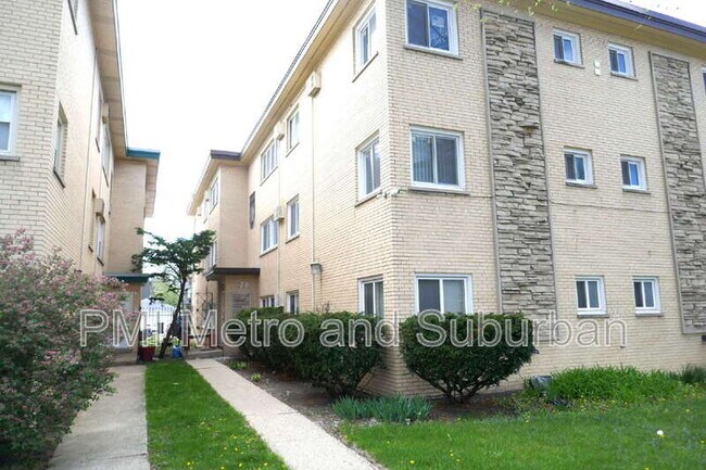 Foto del edificio - 828 N Austin Blvd