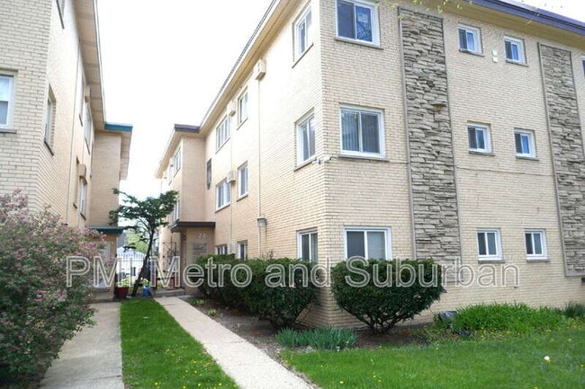 Building Photo - 828 N Austin Blvd