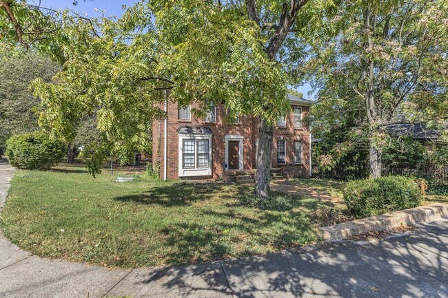 Foto del edificio - Amazing 2BE/2.5BA duplex in the heart of Belmont & Hillsboro Village!