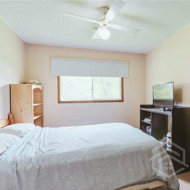 Photo du bâtiment - 3-Bedroom Bungalow with Spacious Backyard!!