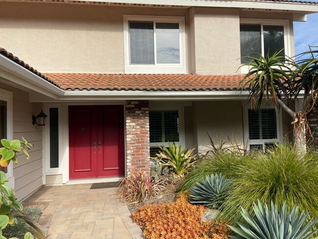 Building Photo - Updated 5 Bed, 3 Bath in Lomas Santa Fe Hi...