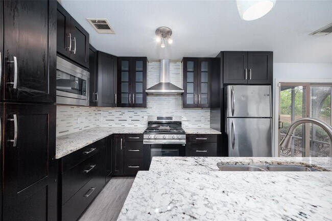 Building Photo - 802 Prince Valiant Dr