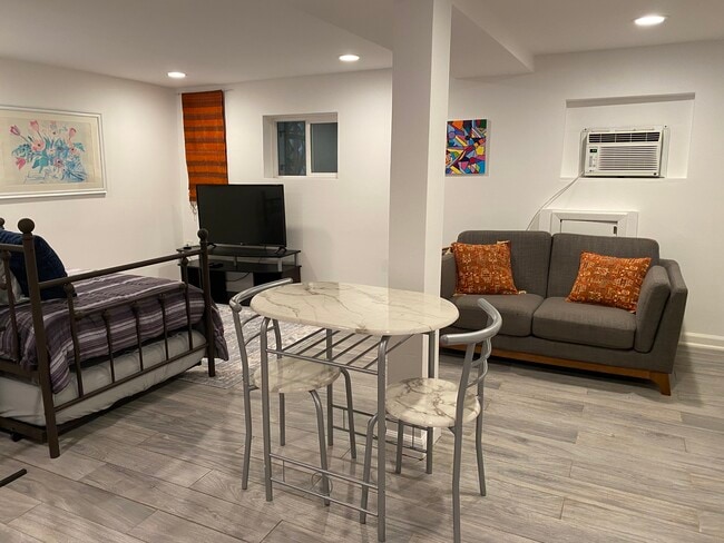 Área de sala de estar - 4506 Iowa Ave NW