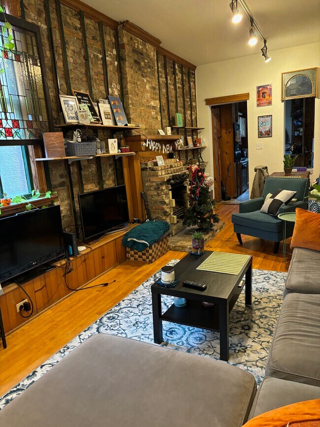 Building Photo - 655 W Wrightwood Ave