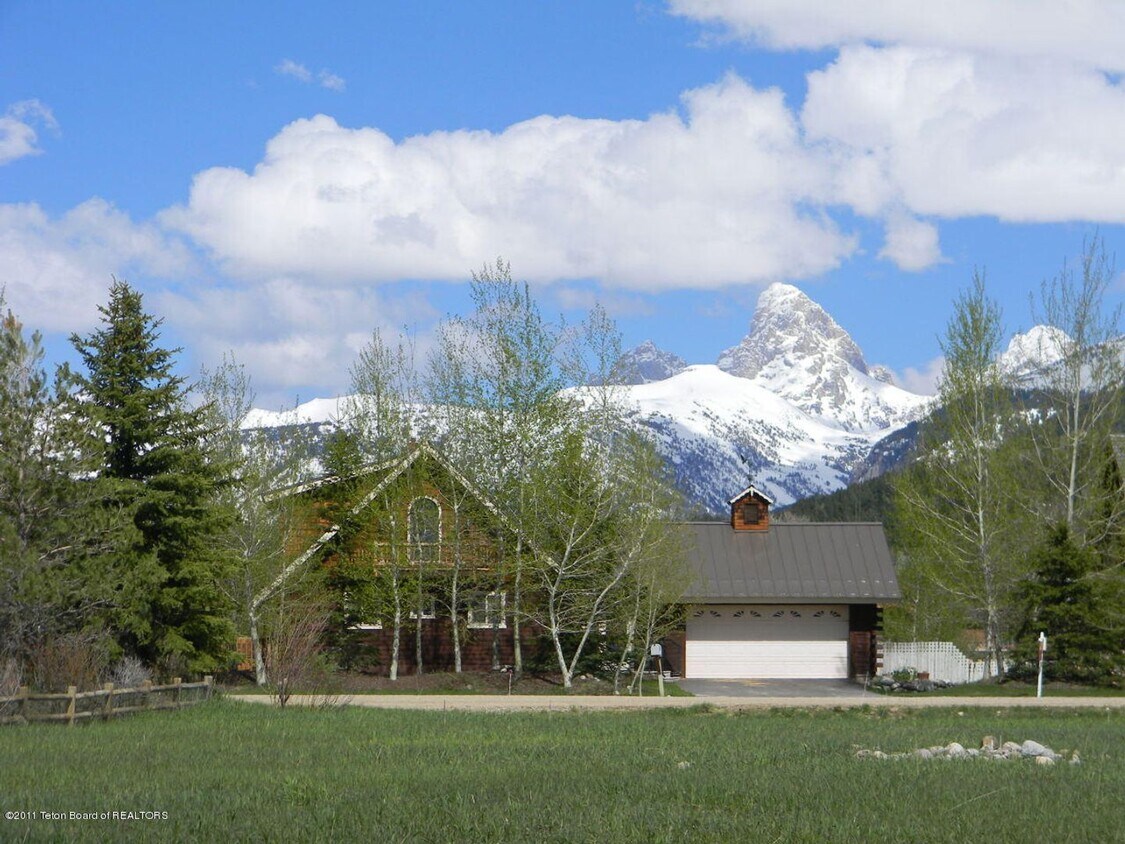 Primary Photo - 3 BR, 2.5 bath home with 2 car garage in A...