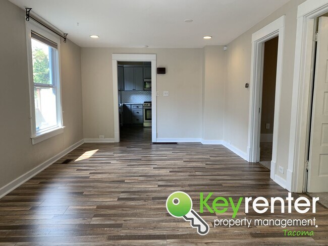 Building Photo - Gorgeous Centrally Located Tacoma Home!