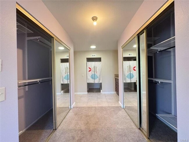 Building Photo - 44 Deerwood E