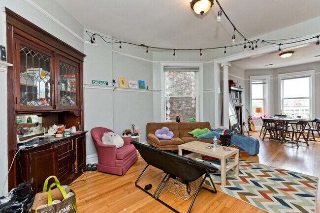 Foto del edificio - Sunny 3bed/1bath with updated kitchen - au...