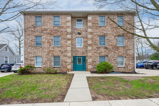Building Photo - 420 S Chauncey Avenue