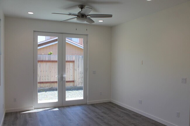 Foto del edificio - New and clean rear unit in duplex