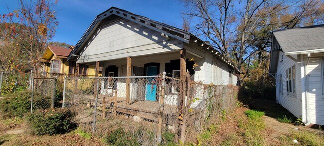 Building Photo - Large 3 bedroom/1 bath with Refrigerator, ...