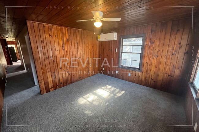 Building Photo - Cozy 2-Bedroom Duplex with Vintage Charm &...