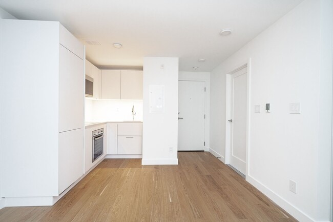 Building Photo - 263 Russell Hill Rd