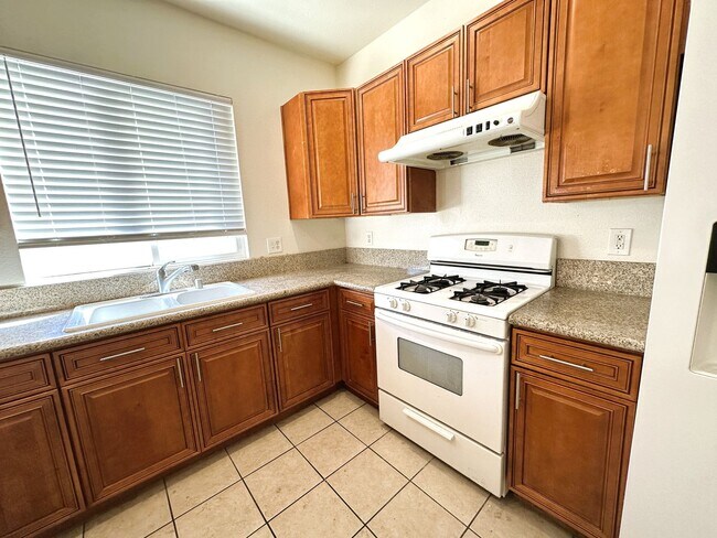 Foto del edificio - Cozy two-story property tucked into a gated community in the heart of Las Vegas.